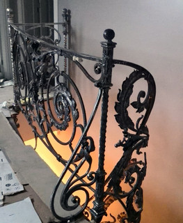 красивые кованые железные перила для лестницы частного дома в Костроме