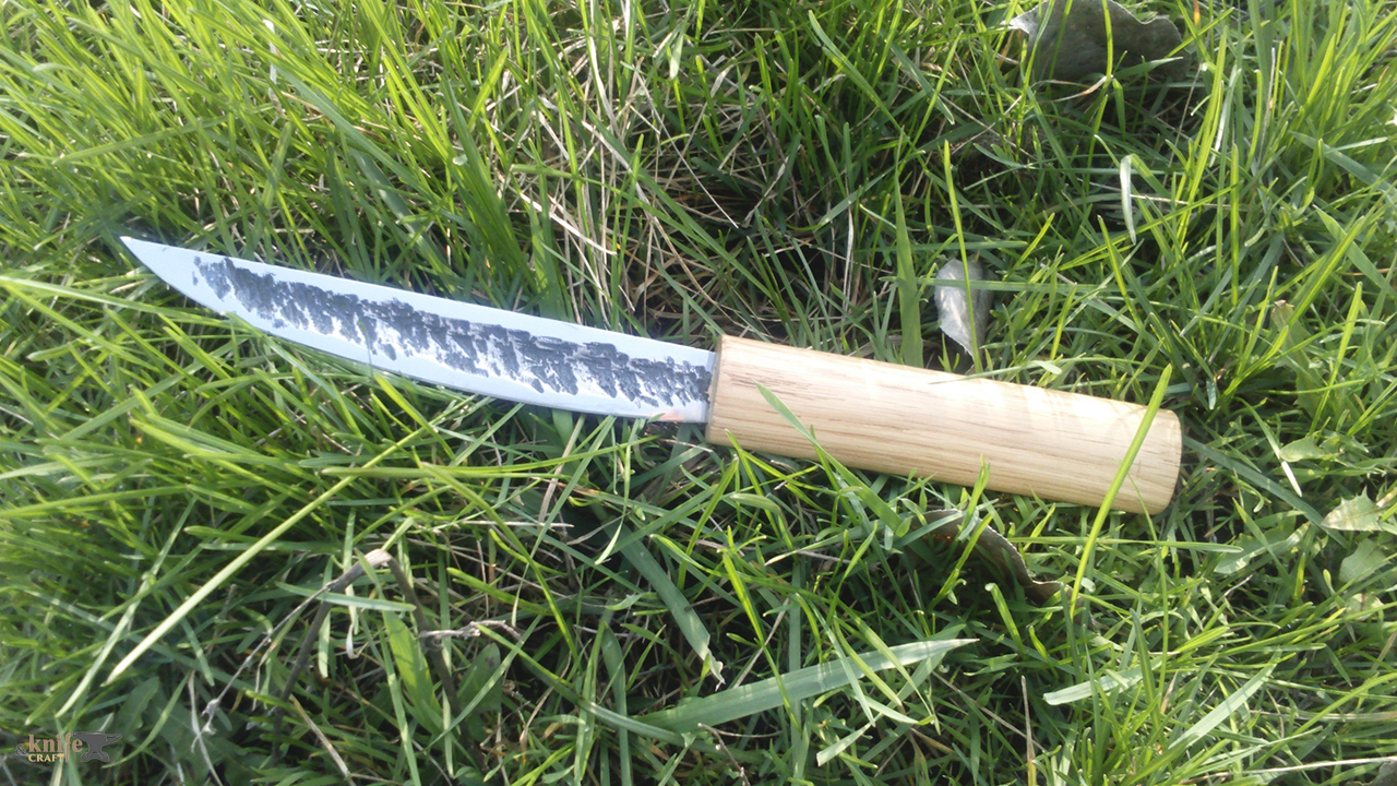 большой и длинный якутский охотничий нож с долом ручной работы из кованой стали и с зеленой рукояткой в Таганроге и Ростове-на-Дону
