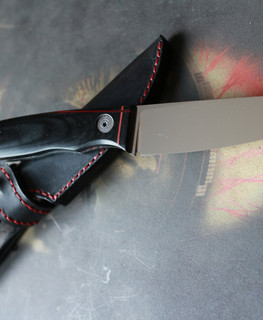 рабочий походный нож с черно красной рукояткой в Туле