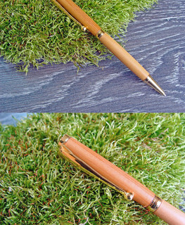 шариковая ручка из дерева светлого цвета