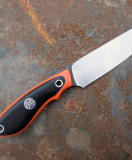 хороший средний нож для туризма и походов с черно-оранжевой рукояткой на заказ в Магнитогорске, Челябинске
