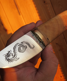 маленький удобный нож с деревянной светлой рукояткой и драконом на клинке (лазерная гравировка) из Татарстана, Набережные Челны