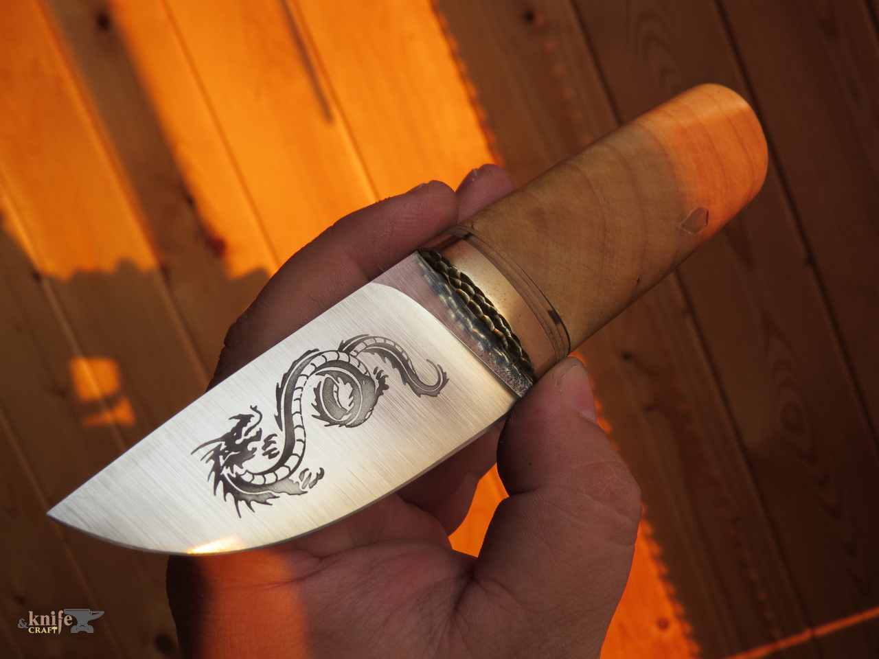 маленький удобный нож с деревянной светлой рукояткой и драконом на клинке (лазерная гравировка) из Татарстана, Набережные Челны