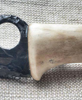 каменный кремниевый нож с фиксированным клинком из кремния и дыркой в стиле спайдерко
