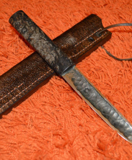 Кованый якутский нож для хоты в Москве из шх 15 и рукояткой из карельской березы