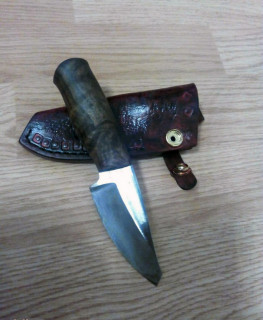 маленький кованый шейный EDC ножв Москве из 95х18 и рукояткой из капа ореха