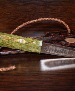 хороший подарочный кованый нож якут для рыбалки в Москве из шх 15 и зеленой рукояткой из карельской березы