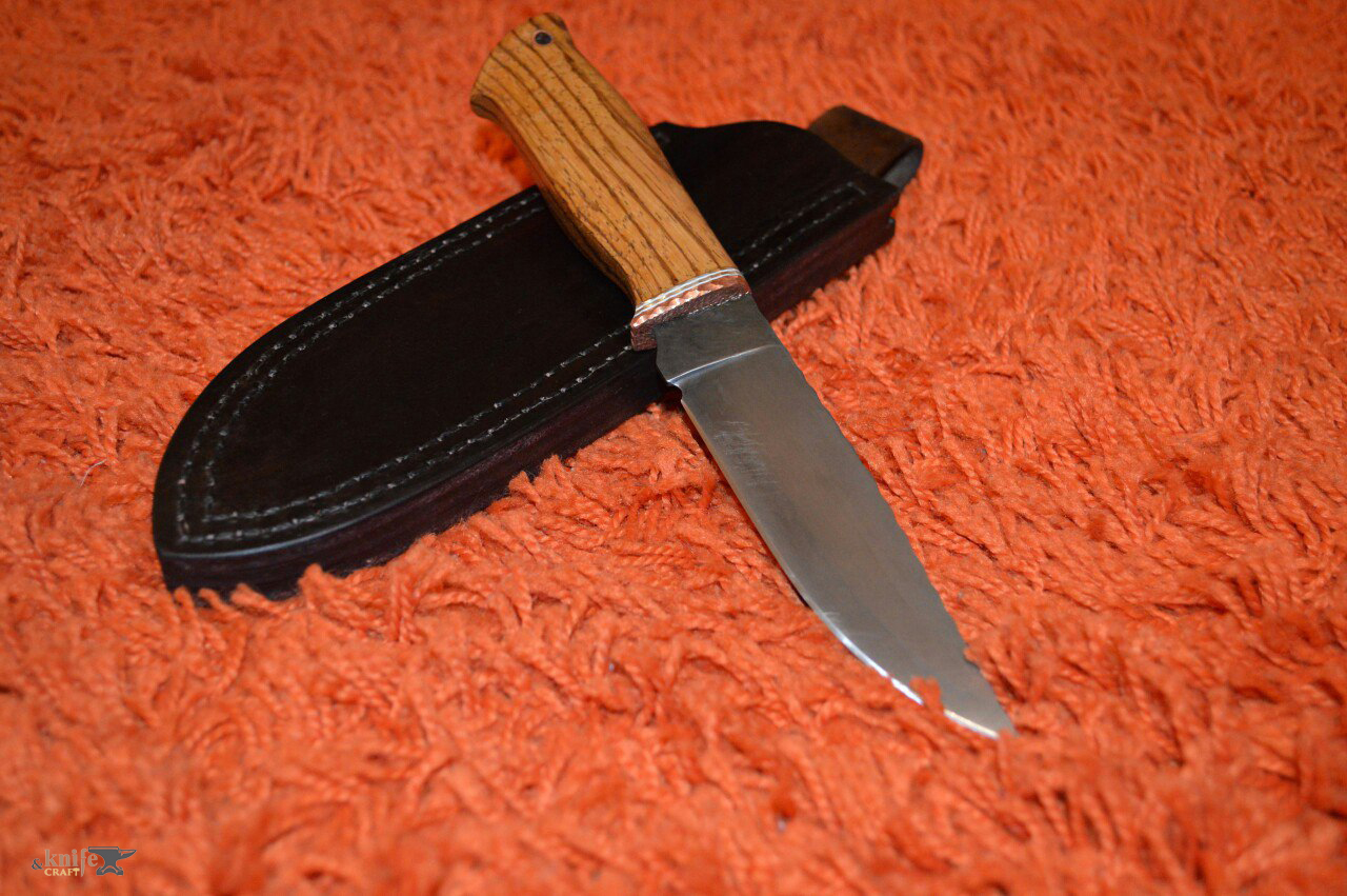 простой кованый нож охотничий в Москве из у 12 и рукояткой из зебрано