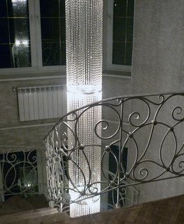 кованые железные перила для винтовой лестницы частного дома в Костроме