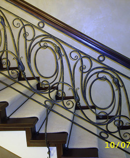 красивые кованые железные перила для лестницы частного дома в Костроме
