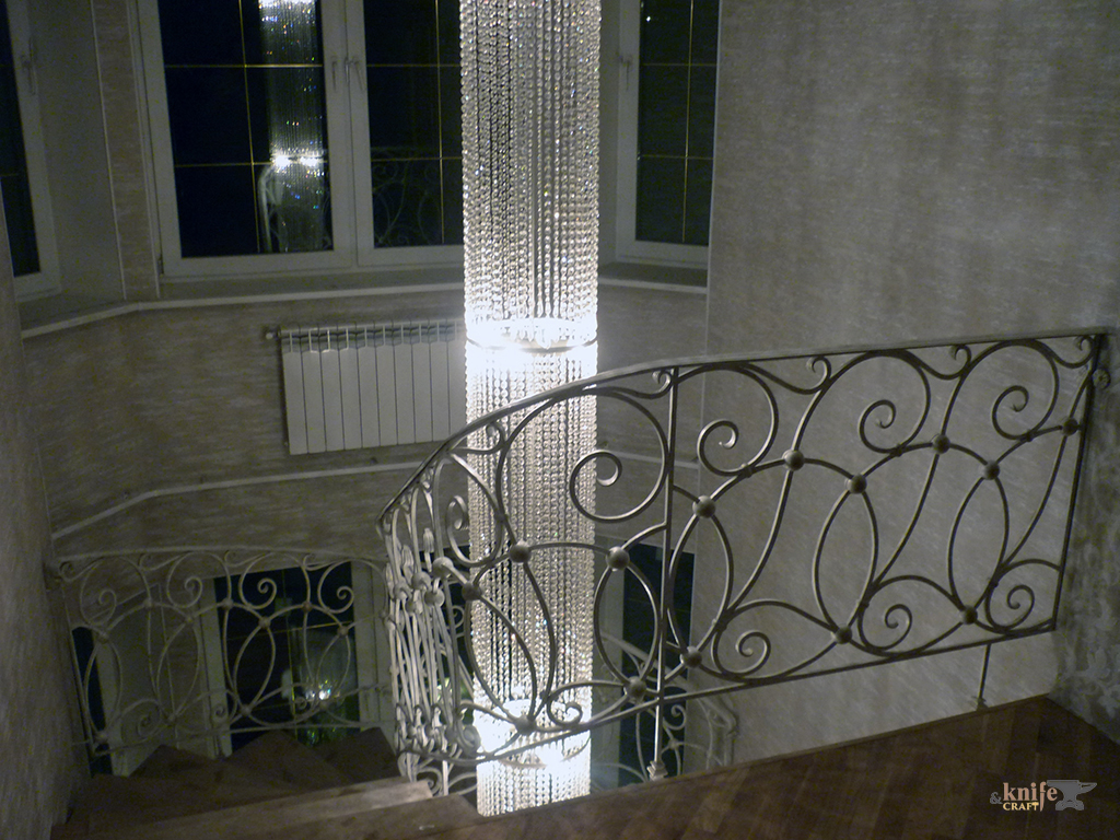  кованые железные перила для винтовой лестницы частного дома в Костроме