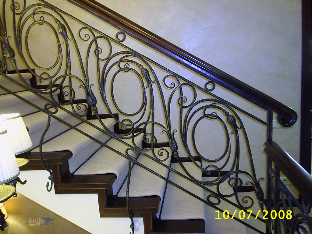 красивые кованые железные перила для лестницы частного дома в Костроме 