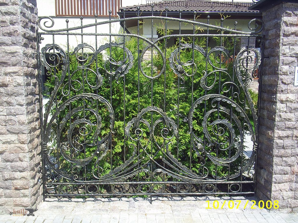 металические черные кованые ворота (забор) с узорами в частном доме в Костроме на заказ
